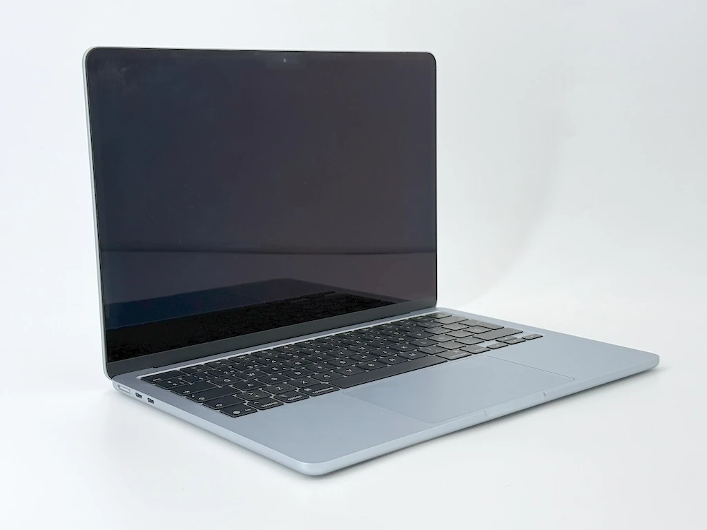 MacBook Air 13″ M4 (2025) – 10 CPU/8 GPU · 16 GB RAM · 256 GB SSD